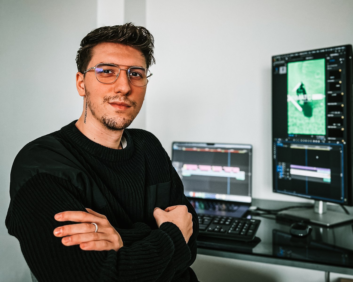 Videoredigerer ved redigeringsbordet