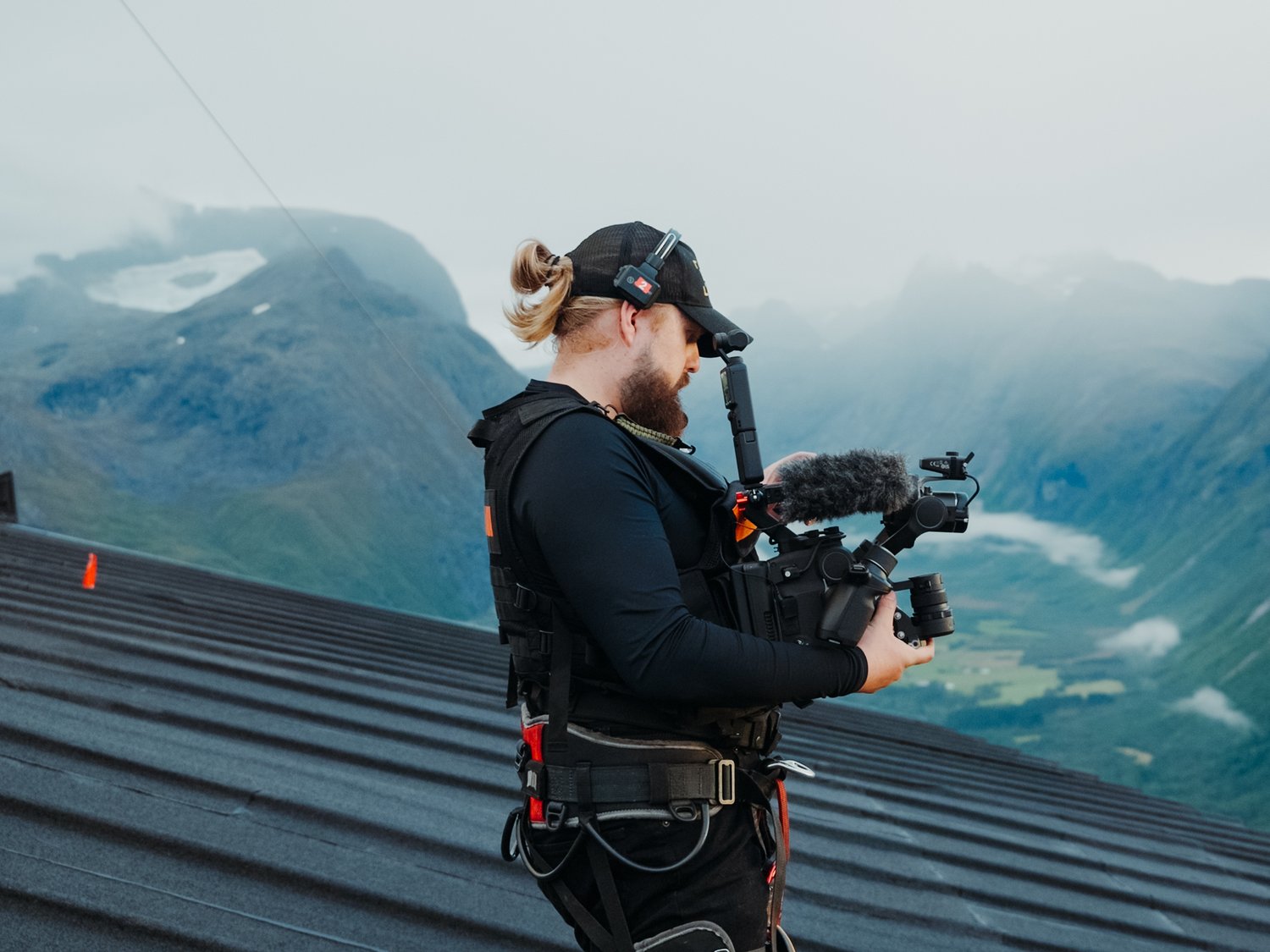Filmfotograf på opptak i fjellet